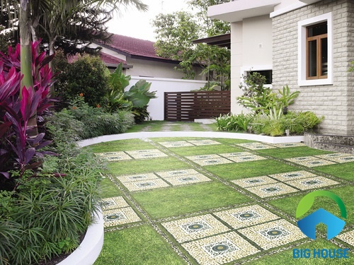 Gạch lát sân vườn giả cỏ – Lựa chọn cho nhà biệt thự theo kịp xu hướng mới nhất