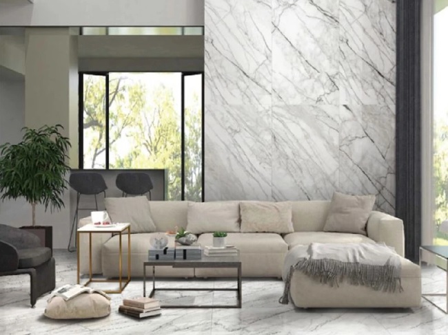 Phòng khách ốp gạch 60x120 vân marble trắng.